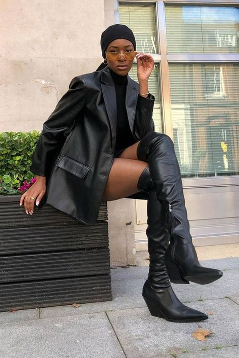 Low Heeled Boots Outfit, Thigh High Boots Outfits, Thigh High Combat Boots, How To Wear Thigh High Boots, Flat Knee High Boots, Thigh Boots Outfit, Thigh High Black Boots, Thigh High Boots Outfit, Coach Outfits