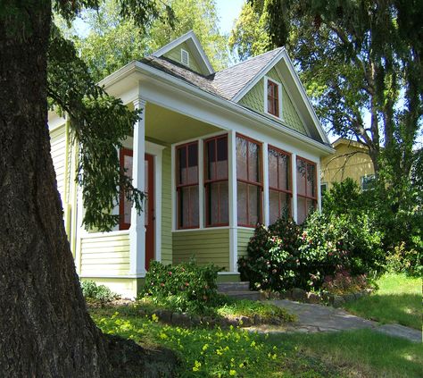 The Widbey tiny cottage by Tumbleweed is 461 to 557 square feet of darling cottage love costing a mere $35-$41,500. Tiny Cottage Floor Plans, Diy Tiny House Plans, Cottage Flooring, Tumbleweed Tiny Homes, Tiny House Cottage, Tiny House Company, Diy Tiny House, Houses Design, Cottage Floor Plans