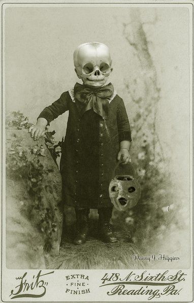 Creepy Old Photos, Halloween Fotos, Vintage Halloween Photos, Halloween Forum, Creepy Vintage, Creepy Photos, Vintage Halloween Costume, Creepy Pictures, A Skeleton