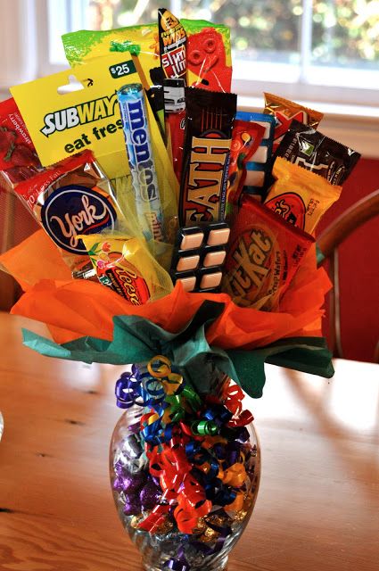 Candy Boquets, Candy Centerpiece, Candy Arrangements, Candy Centerpieces, Bar A Bonbon, Candy Bouquet Diy, Candy Basket, Candy Crafts, Gift Bouquet