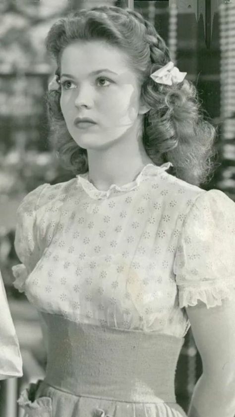 Shirley Temple Older, Shirley Temple 1940s, 1940s Curls, Shirley Temple Curls, Temple Movie, Shirley Temple Black, Old Hollywood Stars, Classic Actresses, Child Actresses