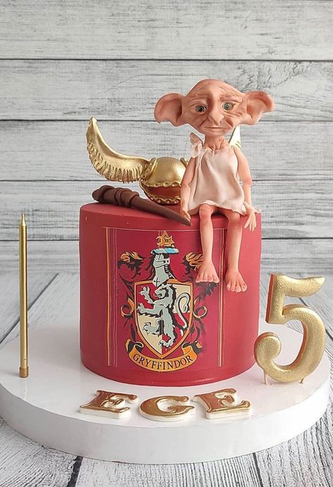 Griffindor Cakes, Gryffindor Cake, Harry Potter Gryffindor Cake, Gryffindor Cake Ideas, Harry Potter Cakes Griffindor, Harry Potter Cake Ideas Gryffindor, Harry Potter Birthday Cake Gryffindor, Girly Harry Potter Cake, Harry Potter Book Cake