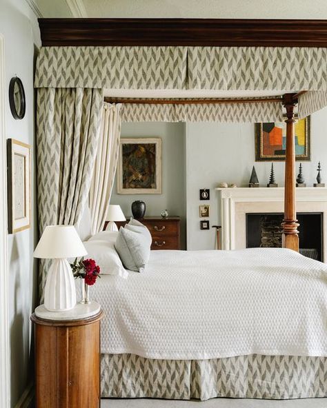 Etty Hill on Instagram: "An 18th century 4 poster bed covered in Rose tarlow fabric from @tissusdhelenelondon Photography by @mark_anthony_fox . . . #interiordesign #interiorinspiration #bedroom #4posterbed #rosetarlow #tissusdhelenelondon #rogersandgoffigon #18century #mahogany #blue #white #geometric #fabric #farrowandballpalepowder #ettyhillstudio" Poster Bed With Curtains, Four Poster Bed With Curtains, Rose Tarlow Fabric, Bed With Curtains, 4 Poster Bed, Soho Apartment, Rose Tarlow, 4 Poster Beds, Mark Anthony