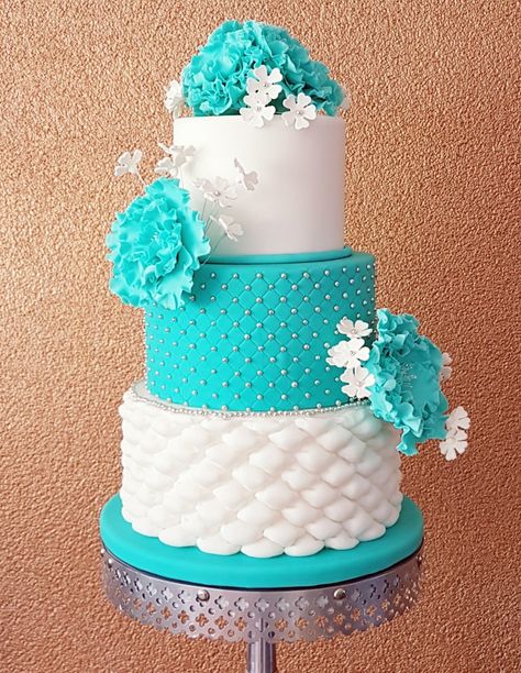 Gorgeous turquoise and white weddingcake with pearls and pillows Tiffany Blue Wedding Cake, Turquoise Wedding Cake, Turquoise Cake, Teal Wedding Cake, Rainbow Board, Cakes Decorating, Tiffany Blue Wedding, Dream Beach Wedding, Silver Cake