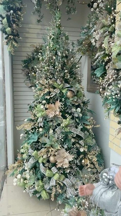 Champagne Christmas Tree, Gold Christmas Tree Ideas, Rustic Christmas Tree Decor, Christmas Tree Colour Scheme, Green Christmas Tree Decorations, Gold And White Christmas, Amazing Christmas Trees, Christmas Tree Decor Ideas, Tree Decor Ideas