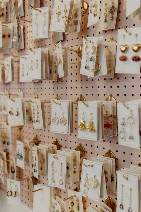 Jewelry Booth, Clothing Store Interior, Jewelry Store Design, Clothing Store Design, Store Design Boutique, Boutique Decor, Store Interiors, Market Displays, Booth Display