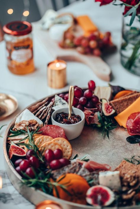 Christmas Flavors, French Cheese Board, Food Details, Summer Appetizers Easy, Apres Ski Party, French Cheese, Summer Appetizer, Xmas Food, Cheese Platters