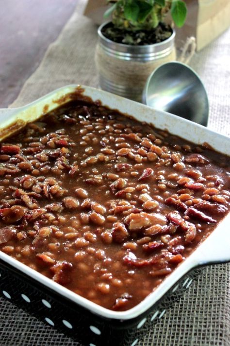 Easy Jack Daniels Baked Beans Jack Daniels Recipes, Bake Beans, Thanksgiving Side Dish Recipes, Baked Beans On Toast, Simple Baked Beans Recipe, Party Food For Adults, Easy Potluck Recipes, Burger Side Dishes, Easy Baked Beans