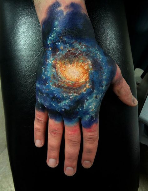 Space Tattoos Heart Tattoos With Names, Herren Hand Tattoos, Cosmic Tattoo, Places For Tattoos, Rose Hand Tattoo, Galaxy Tattoo, Tattoo Prices, Hand Finger, Pieces Tattoo