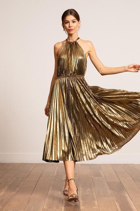 757f843a169cc678064d9530d12a1881desc52919043ri Gold Wedding Guest Dresses, Gold Pleated Dress, Pleated Halter Dress, Metal Dress, Gold Cocktail Dress, Estilo Chic, Halter Maxi, Looks Black, Pleated Midi Dress