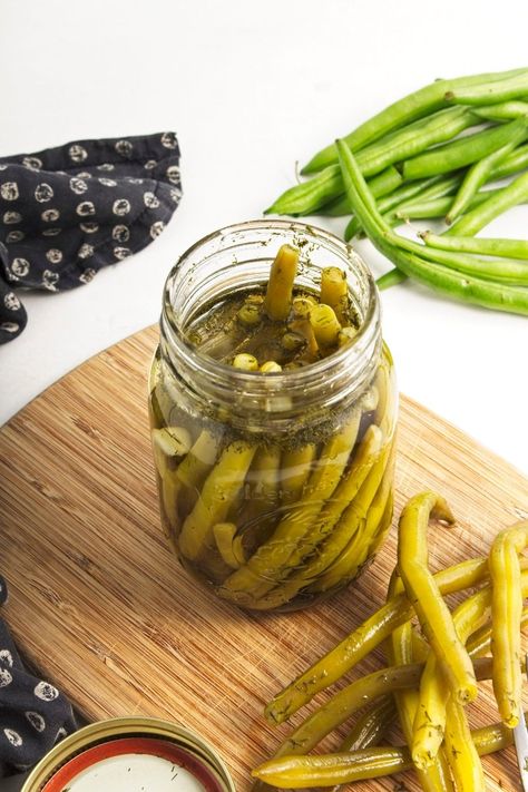 Crunchy Quick Pickled Green Beans Pickling Green Beans, Pickled Green Beans Refrigerator, Pickled Green Beans Recipe, Pickled Green Bean Recipes, Pickled Beans, String Bean Recipes, Pickled Vegetables Recipe, Growing Green Beans, Pickled Green Beans