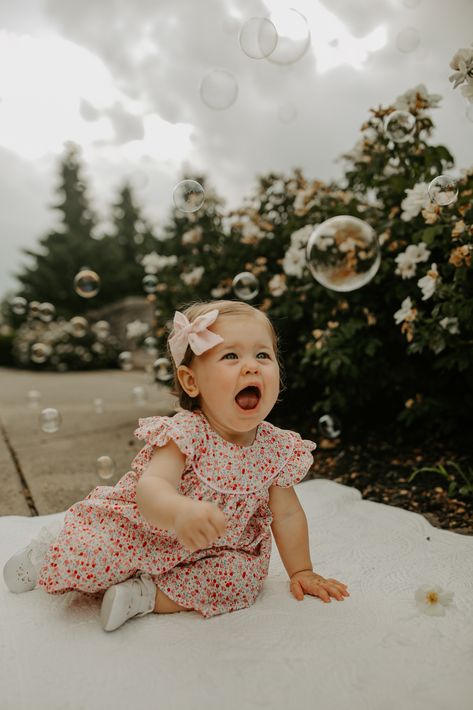 1st Birthday Photoshoot Bubbles, Family Photoshoot Bubbles, Baby Bubble Photoshoot, One Year Photo Shoot Ideas, Baby First Photoshoot, Outside Baby Photoshoot, Boho One Year Old Photoshoot, Family Toddler Photoshoot, Baby Girl Photoshooting Ideas 1 Year