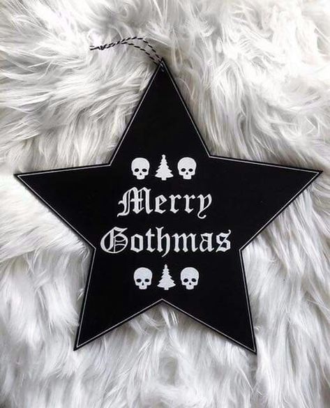 Goth House Aesthetic, Budget Friendly Gift Ideas, Aesthetic Halloween Decor, Yule Crafts, Black Christmas Decorations, Spooky Font, Christmas Tree Inspo, Scary Christmas, Vintage Christmas Crafts