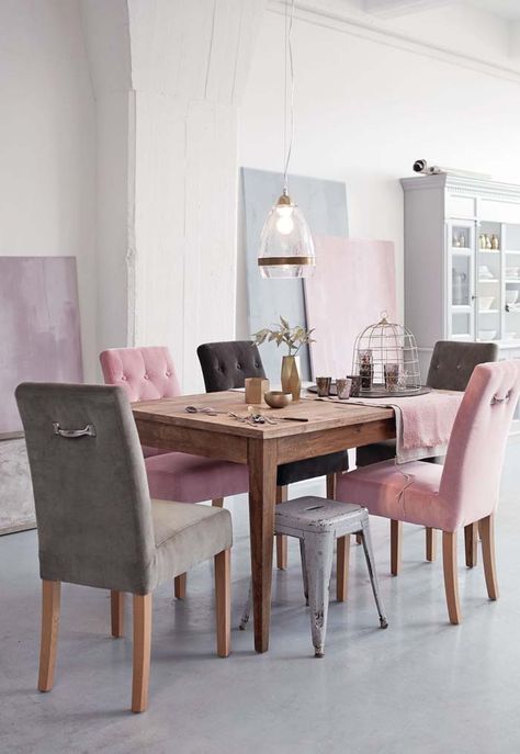 Con Un Puntito De Suave Rosa Cute Living Room, Pastel Home Decor, Modern Interior Decor, Mid Century Modern Living Room, Mid Century Modern Interiors, Luxury Dining Room, Modern Houses Interior, Luxury Dining, House Room