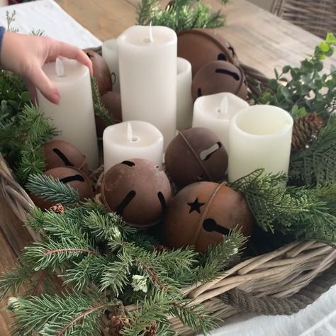 3 Simple Christmas Table Looks for the Holidays ⋆ The Old Barn Simple Christmas Table, Dinner Table Settings, Farmhouse Floor Plan, Table Settings Ideas, Christmas Dinner Table Settings, January Decorations, Oak Farmhouse, Xmas Table, Red Tablecloth