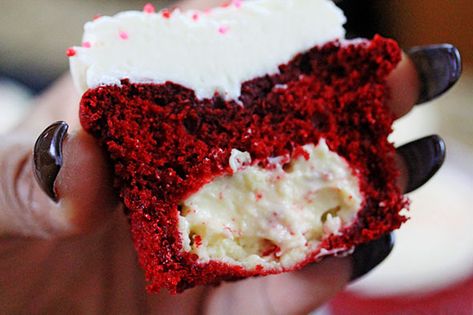 Red Velvet Cheesecake Cupcakes Red Velvet Cheesecake Cupcakes, Red Velvet Muffins, Velvet Desserts, Cheesecake Cupcakes Recipe, Recipes Cupcakes, Red Velvet Desserts, Red Velvet Cupcakes Recipe, Cupcakes Filled, Cupcakes Recipes