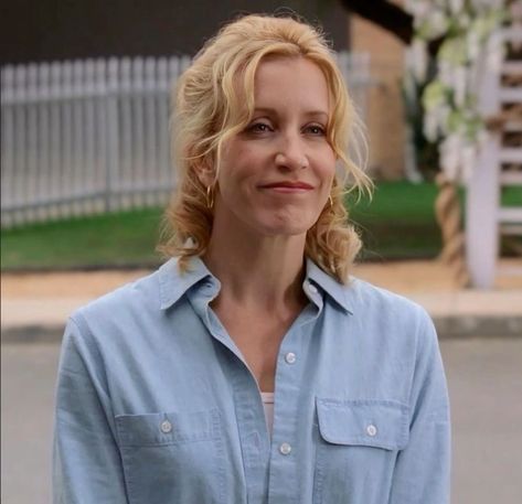 Lynette Desperate Housewives, Desperate Housewives Lynette Scavo, Desperate Housewives Outfits, House Tv Show Quotes, Doctor Who Crafts, Marcia Cross, Felicity Huffman, Wisteria Lane, Teri Hatcher