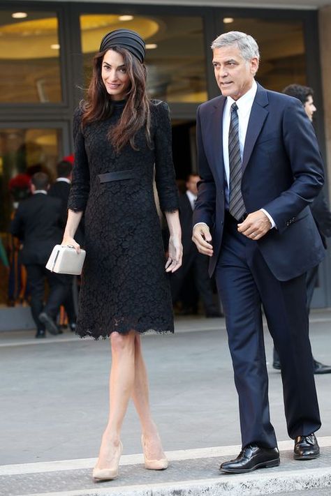 Amal Alamuddin Style, Amal Alamuddin, Looks Kate Middleton, Amal Clooney, Chic Skirts, George Clooney, Celebrity Street Style, Olivia Palermo, Black Lace Dress