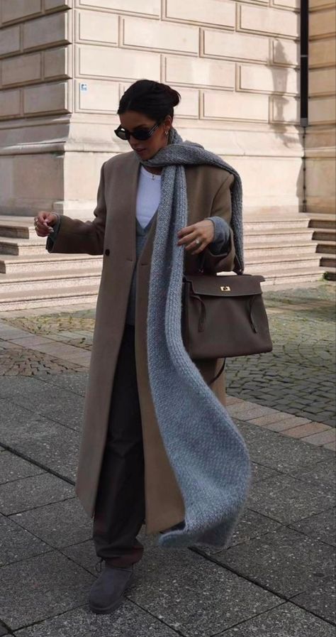 Collarless Coat Outfit, Grey Uggs Outfit, Minimalist Winter Outfits, Casual Dinner Outfit Winter, Winter Outfits Ideas For Women, Winter Outfits Casual Leggings, Uggs Outfit Winter, Minimalist Winter Outfit, Street Style 2022