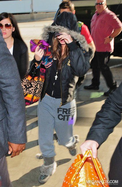 Megan Fox Sweatpants Outfit, Manitobah Mukluks Outfit, Sweatpants And Boots Outfits, Mukluks Outfit, Sweatpants And Boots, Free City Sweatpants, Fur Boots Outfit, Manitobah Mukluks, Fuzzy Boots