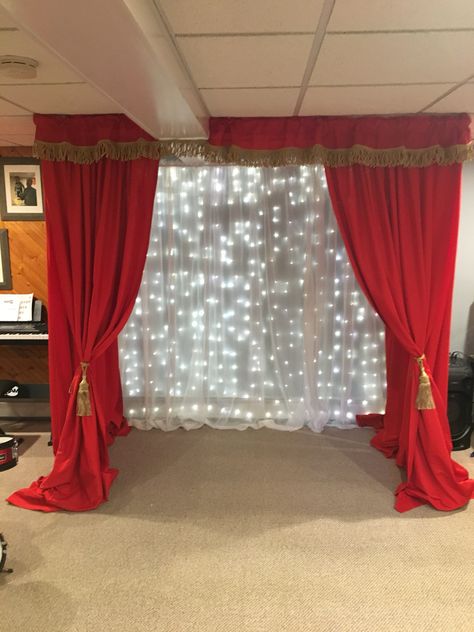 Diy Stage Curtains, Theater Decor Stage Set Design, Drama Classroom Decor, Kids Play Stage, Playroom Stage, Drama Classroom, Diy Stage, Theatre Decorations, Theatre Classroom