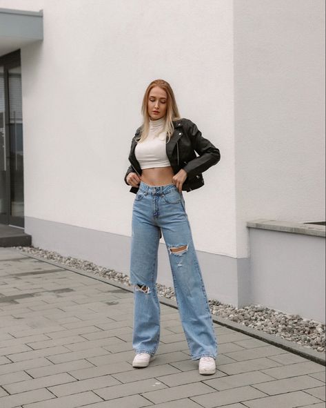 Wide Leg Jeans Photo Ideas, Wide Leg Jeans Photoshoot, Pose With Wide Leg Jeans, Wide Leg Jeans Poses, Wad Leg Jeans, Poses With Jeans And Top, Poses In Wide Leg Jeans, Wide Leg Jeans With Heels, Outfit Con Wide Leg Jeans