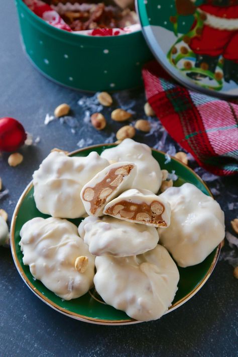 Delicious Candy Recipe - perfect for the holidays (or anytime)! | Polar Bear Claws are a See's Candies copycat recipe and are a dreamy combination of caramel and peanuts coated with white chocolate. Try them! Polar Bear Claws, Christmas Bites, Sees Candy, Hot Fudge Cake, Easy Party Desserts, Holiday Ice Cream, Hot Chocolate Fudge, Sees Candies, Party Food Dessert