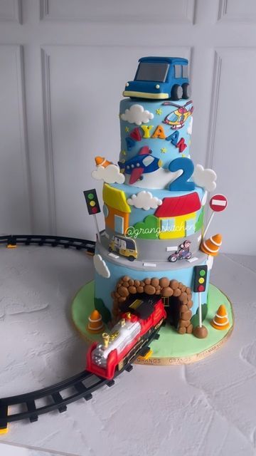 Cakes With Trains, Train Cake With Tunnel, Tunnel Train Cake, Moving Train Cake Ideas, Moving Train Cake, Train Cake Design, Car Theme Cake For Kids, Train Cakes For Boys, Cake With Train