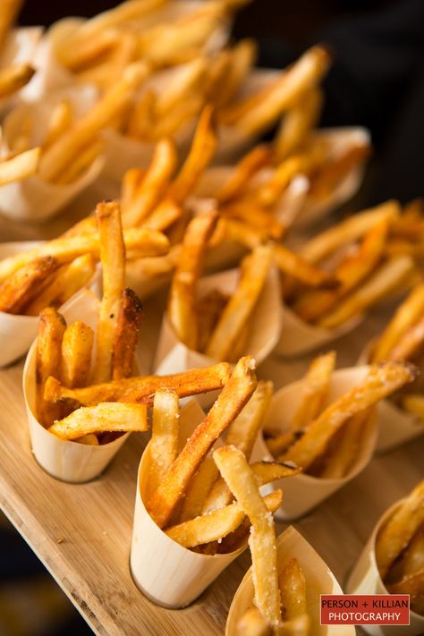 French Fries Wedding, French Fry Appetizers, Wedding Fries, French Fries Bar, French Fry Bar Wedding, French Fries Party, Fries Wedding, Burger Buffet, French Fry Bar