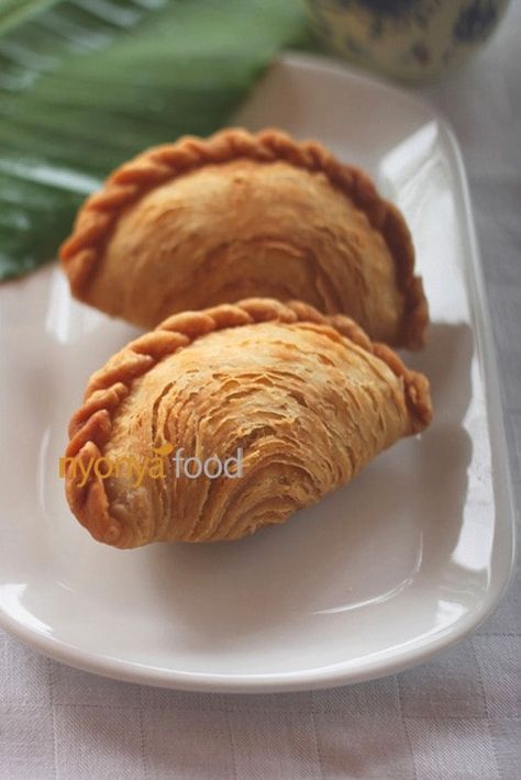 Spiral Curry Puff - Rasa Malaysia Curry Puff Recipe, Curry Puffs, Nyonya Food, Curry Puff, Malaysian Cuisine, Meals At Home, Rasa Malaysia, Asian Street Food, Puff Recipe