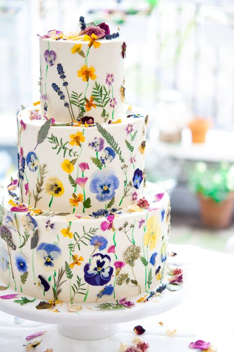 Alternative Wedding Cakes, Edible Flowers Cake, Vegan Wedding Cake, Floral Wedding Cake, Floral Wedding Cakes, Wedding Cakes With Flowers, Deilig Mat, Wildflower Wedding, Floral Cake