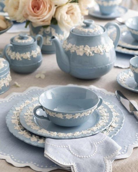 Wedgwood Tea, Valentines Tea Party, Wedgewood China, Fine China Tea Set, Crockery Design, Antique Tea Sets, Fine China Dinnerware, Wedgwood China, Glass Dinnerware