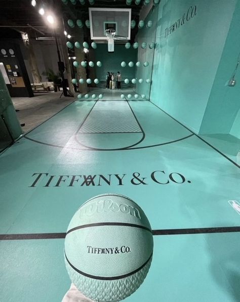 So...On The Ball 👀 The new Daniel Arsham x Tiffany basketball pop up has arrived in Cleaveland USA and it's a slam dunk!!🏀 The pop up is smashing it with their signature all blue branding, bringing some elegance to the game just in time for the NBA all Star weekend!! ✨ #tiffany #tiffany&co #NBA #propmakers #creativedesign #creativeagency #stunts #advertisingstunts #danielarshamxtiffany #basketball #nbsallstar #nbaallstarweekend Nba Aesthetic, Bola Basket, Brand Pop, Tiffany And Co, Booth Design, Pop Up Store, Tiffany Blue, Experiential, Fashion Books