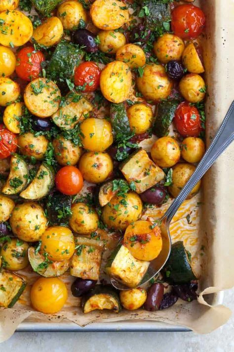 Mediterranean Roasted Vegetables, Tomato Side Dishes, Roasted Grape Tomatoes, Roasted Mediterranean Vegetables, Easy Roasted Vegetables, Roast Zucchini, Roasted Vegetable Recipes, Vegetarian Sides, Vegetarian Side Dishes