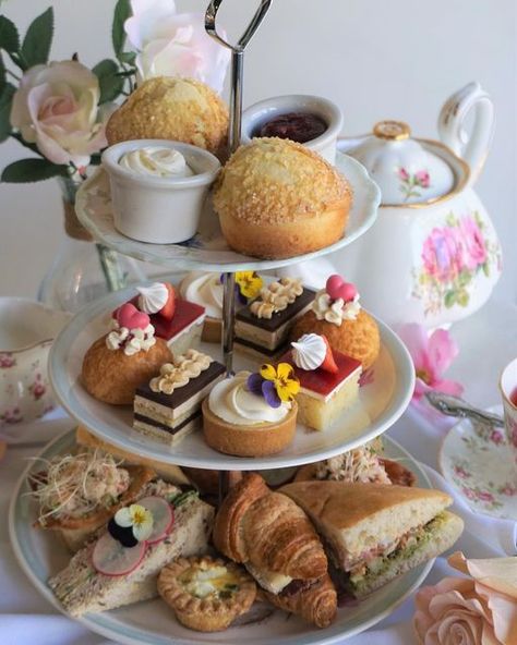 High Tea Mothers Day, Brunch High Tea, Mothers Day High Tea Ideas, High Tea Lunch, Mother’s Day Picnic Set Up, Mothers Day Afternoon Tea, Mother’s Day High Tea Ideas, Mother’s Day Lunch Picnic, Mother’s Day Tea