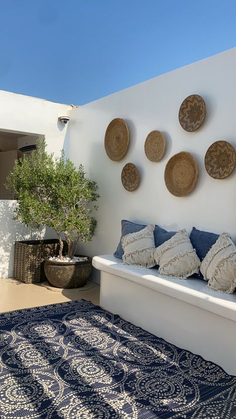 Greek Style Terrace, Greece Patio Ideas, Beach House Balcony Ideas, Greek Style Backyard, Greek Backyard Ideas, Menorca House, House Balcony Ideas, Beach Bungalow Decor, Ideas Terraza