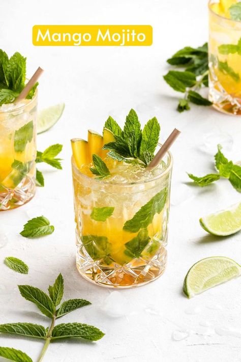 Fruchtiger Mango Mojito Cocktail in einem Glas garniert mit Limette und frischer Minze. Mango Cocktail, Mango Mojito, Mojito Cocktail, Cocktail Drinks, Mocktails, Mojito, Lunch Recipes, Food Lover, Rum