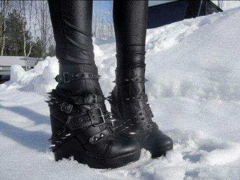 Would love to have these for the winter! | #Goth | #Shoes | #Emo | #Winter | #Boots | Cyberpunk Shoes, Neena Thurman, Neo Punk, Yumi Kawaii, Luxurious Shoes, Dystopian Fashion, Goth Shoes, Basket Nike, Gothic Boots