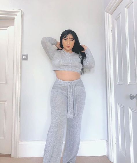 Are you looking for more plus size loungewear to play in? Well, we have scoured instagram and have found a few plus size bloggers and influencers to follow! Like @hayet.rida! The Plus Size Influencers Who Have Some of the Best Plus Size Loungewear #plussizefashion #plussize Plus Size Lounge Wear Outfit, Plus Size Lounge Wear, Plus Size Professional, Plus Size Lounge, Lounge Clothes, Curvy Fashionista, Lounge Outfit, Boho Chic Dress, Oversize Fashion