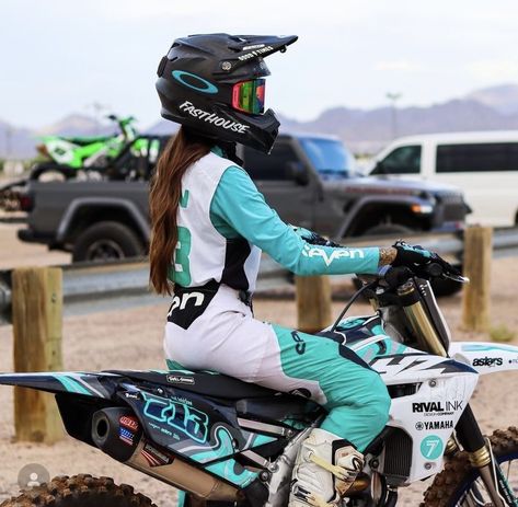 Motocross Women Outfit, Dirtbike Gear Womens, Motorcross Girls Dirt Bikes, Dirt Bike Outfits Woman, Supercross Outfit Women, Dirt Bike Outfits, Motorcross Girl, Supercross Outfit, Womens Dirt Bike Gear