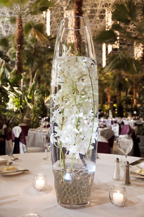 Flowerless Wedding Centerpieces, Flowerless Centerpieces, Flowerless Wedding, Classy Wedding Invitations, Tafel Decor, Wedding Reception Centerpieces, Wedding Ceremony Backdrop, Reception Centerpieces, Wedding Invitations Romantic