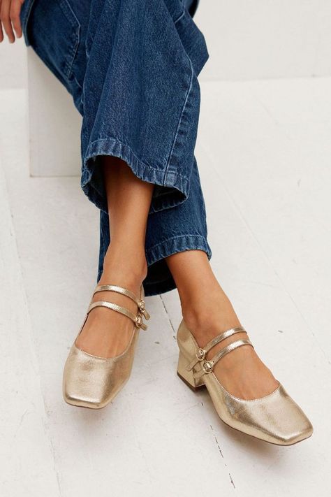 Gold Metallic Shoes, Mary Janes 2023, Metallic Mary Janes, Metallic Shoes Outfit 2023, Gold Ballet Flats Outfit, Mary Janes Outfit, Gold Mary Janes, Square Toe Mary Jane, Small Heel Shoes