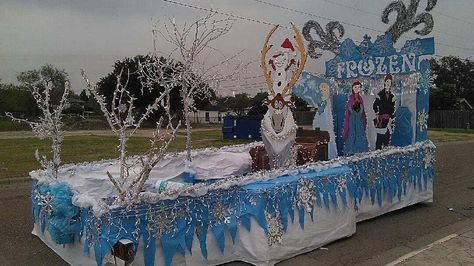 A set of full size Frozen characters getting ready for parade. I didn't decorate the float; I made the characters. Disney Christmas Floats Parade Ideas, Floats For Parade Homecoming, Frozen Float Ideas Parade, Disney Float Ideas, Frozen Parade Float, Disney Floats, Disney Homecoming, Christmas At The Zoo, Christmas Floats