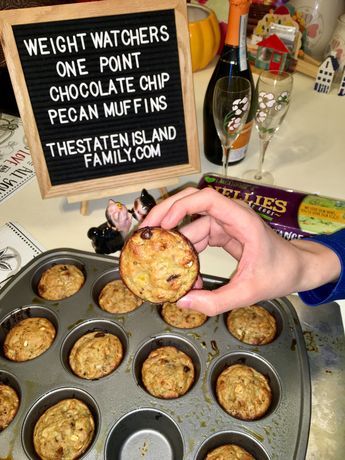 Weight Watchers One Point Chocolate Chip Pecan Muffins Ww Sweets, Weight Watchers Muffins, Calorie Breakfast, Flower Recipe, Breakfast Chocolate, Pecan Muffins, Weight Watcher Desserts, Ww Breakfast, Weight Watcher Meals