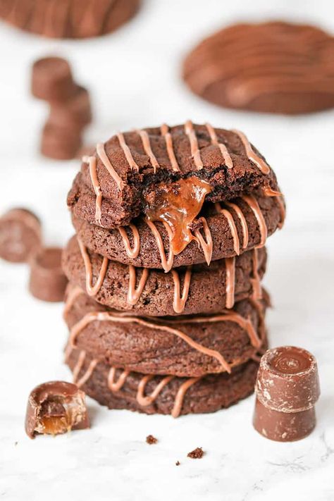 Gooey Rolo Stuffed Cookies Rolo Chocolate, Gingerbread Man Recipe, Rolo Cookies, Kitchen Sanctuary, Cookies Chewy, Chewy Chocolate Cookies, Stuffed Cookies, Christmas Shortbread, Easy Cinnamon