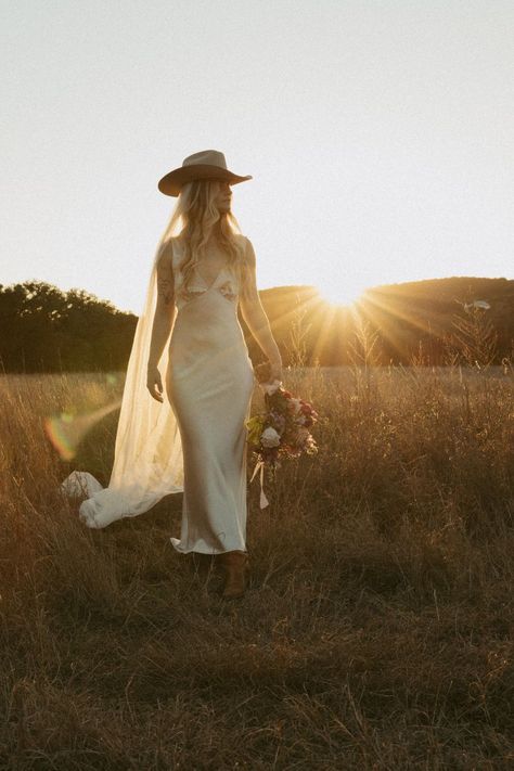 Carefree & Western Bridal Photo Session | Western Bridal Inspiration | This rustic western bridal session with my friend Emily was full of carefree, western, and eclectic bridal vibes! I love capturing a perfect western wedding with intimate wedding ideas! Get inspired by western wedding decorations, western wedding dress ideas, boho western wedding ideas, and western wedding bride flowers! Book Olivia for your boho western wedding or western elopement at oliviaannphotography.com! Wedding Dress With Hat Boho, Southwestern Photoshoot, Western Elopement Photoshoot, Western Bridal Portraits, Wedding Decorations Western, Western Wedding Bride, Western Editorial, Western Wedding Ideas, Boho Western Wedding