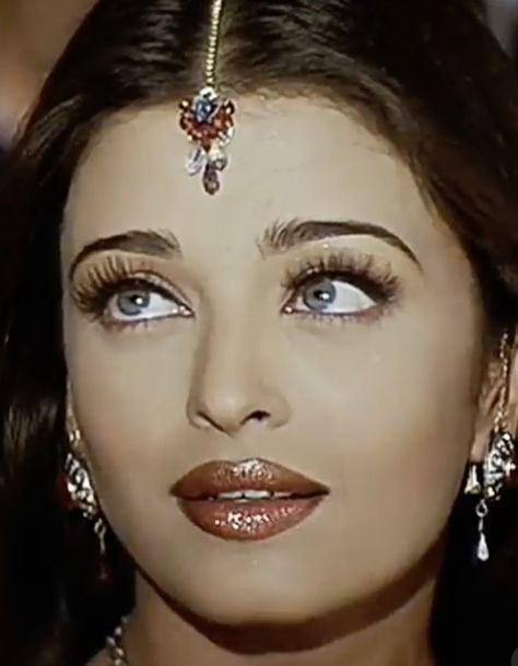 2000s Bollywood Makeup, Bollywood 90s, Aishwarya Rai Makeup, Gala Makeup, 2000s Makeup Looks, Bombshell Makeup, Desired Face, Bollywood Makeup, 90s Bollywood Aesthetic