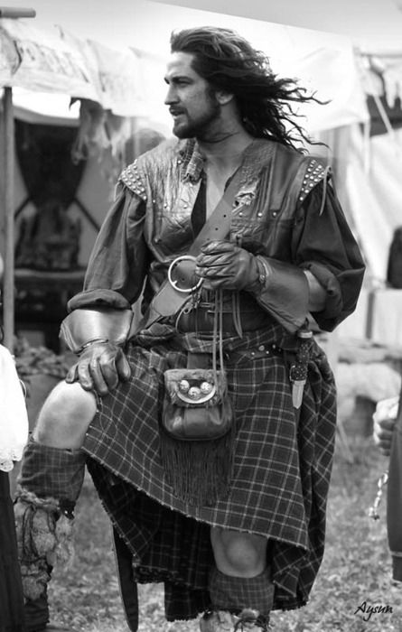 Highland warrior looking guy... Scottish Clothing, Scottish Man, William Wallace, Men In Kilts, Gerard Butler, Diana Gabaldon, The Perfect Guy, Real Man, Kilt