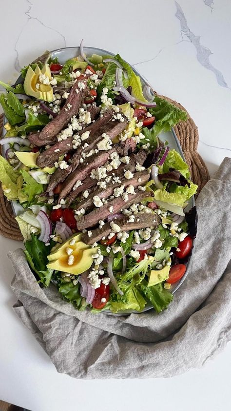 Sweat and Tell | workouts + healthy recipes + lifestyle on Instagram: “Summertime steak salad 🌈☀️🥗🦋👙✨ For the salad: - Mixed greens - Romaine - 1/2 red onion thinly sliced - Sweet corn (can do cut from cob…” Black And Blue Steak, Sliced Steak Recipes, Beef Top Sirloin Steak, Blue Steak, Steak Salad Recipe, Sirloin Steak Recipes, Steak With Blue Cheese, Blue Cheese Recipes, Spring Mix Salad