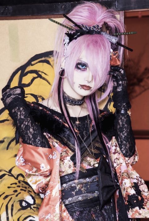 Angura Kei Fashion, Angura Kei, Visual Kei Fashion, Oshare Kei, Spider Pictures, Kei Fashion, Peach Fuzz, Pop Singers, J Fashion